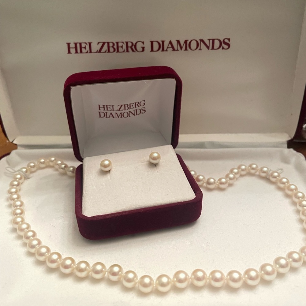 Helzberg diamonds pearl necklace and matching pearl earrings.